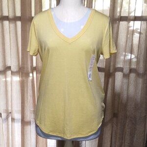 Junior's So Medium Yellow V-Neck T-Shirt. NWT-$12.00.